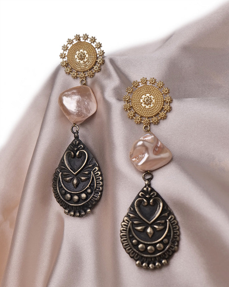 Dual tone earrings with pearl